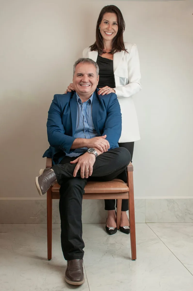 Dr. Frederico sentado e Dra. Alissa em pé ao lado