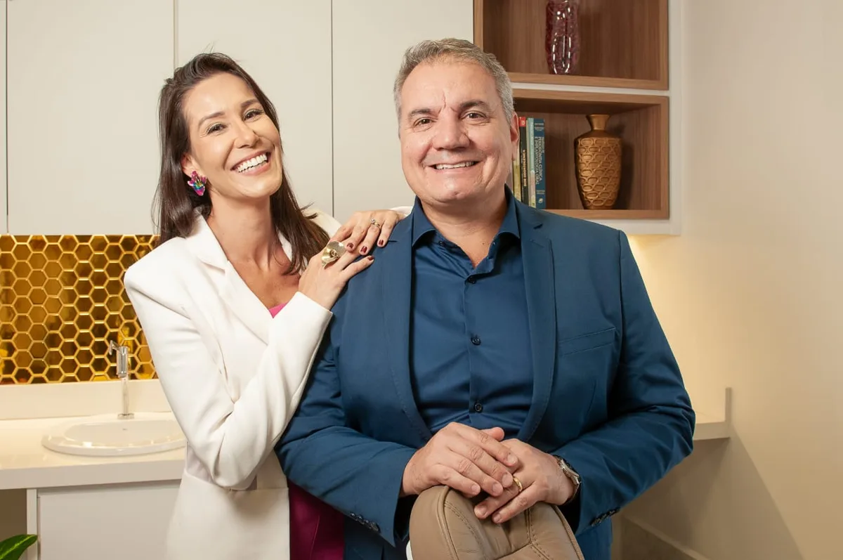 Dra. Alissa e Dr. Frederico Baiocchi no consultório da clínica
