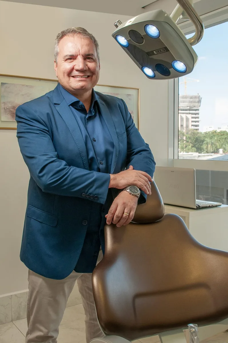 Dr. Frederico ao lado da cadeira odontológica