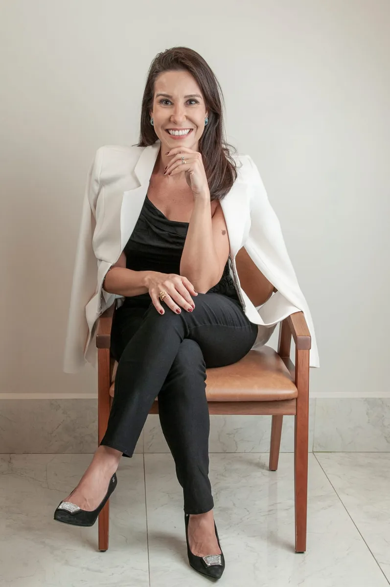Dra. Alissa sentada